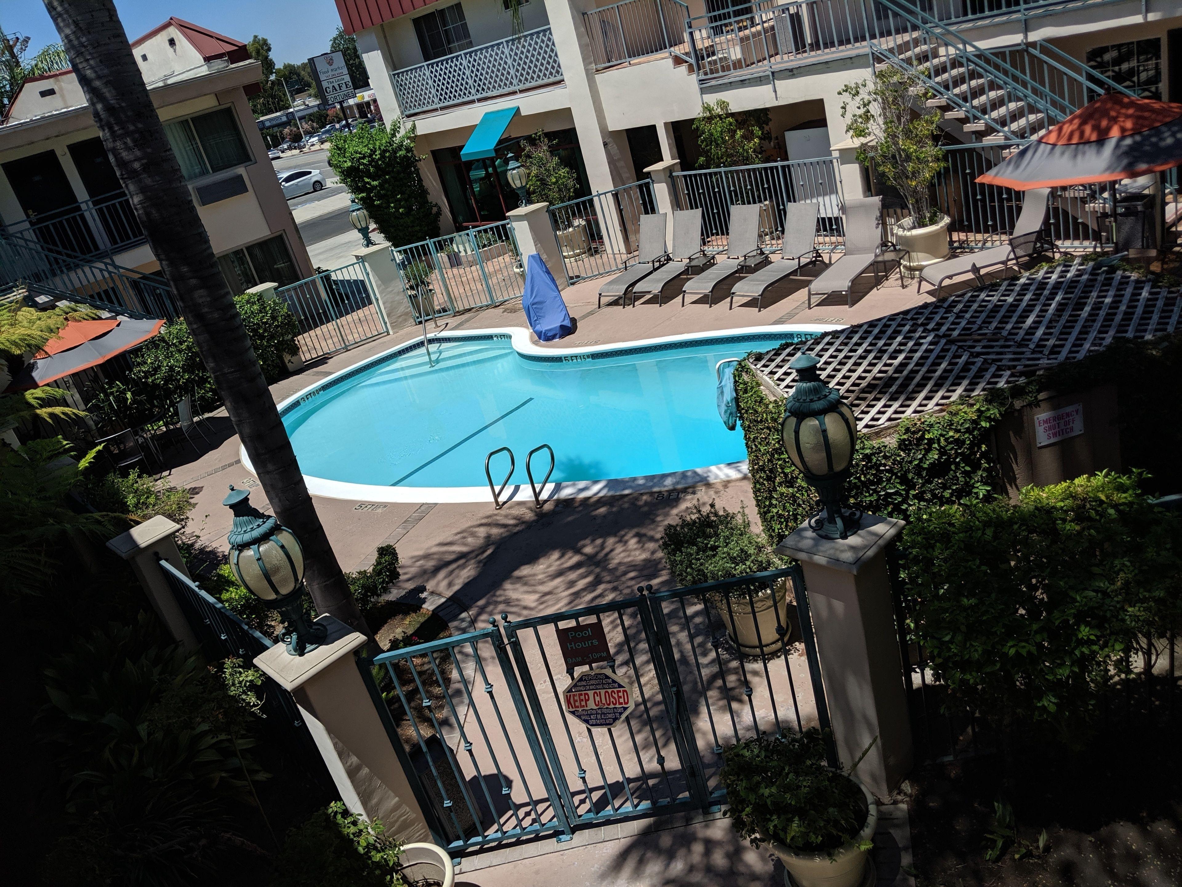 Staying Near Encino Municipal Golf Course: 2 Hotels Compared