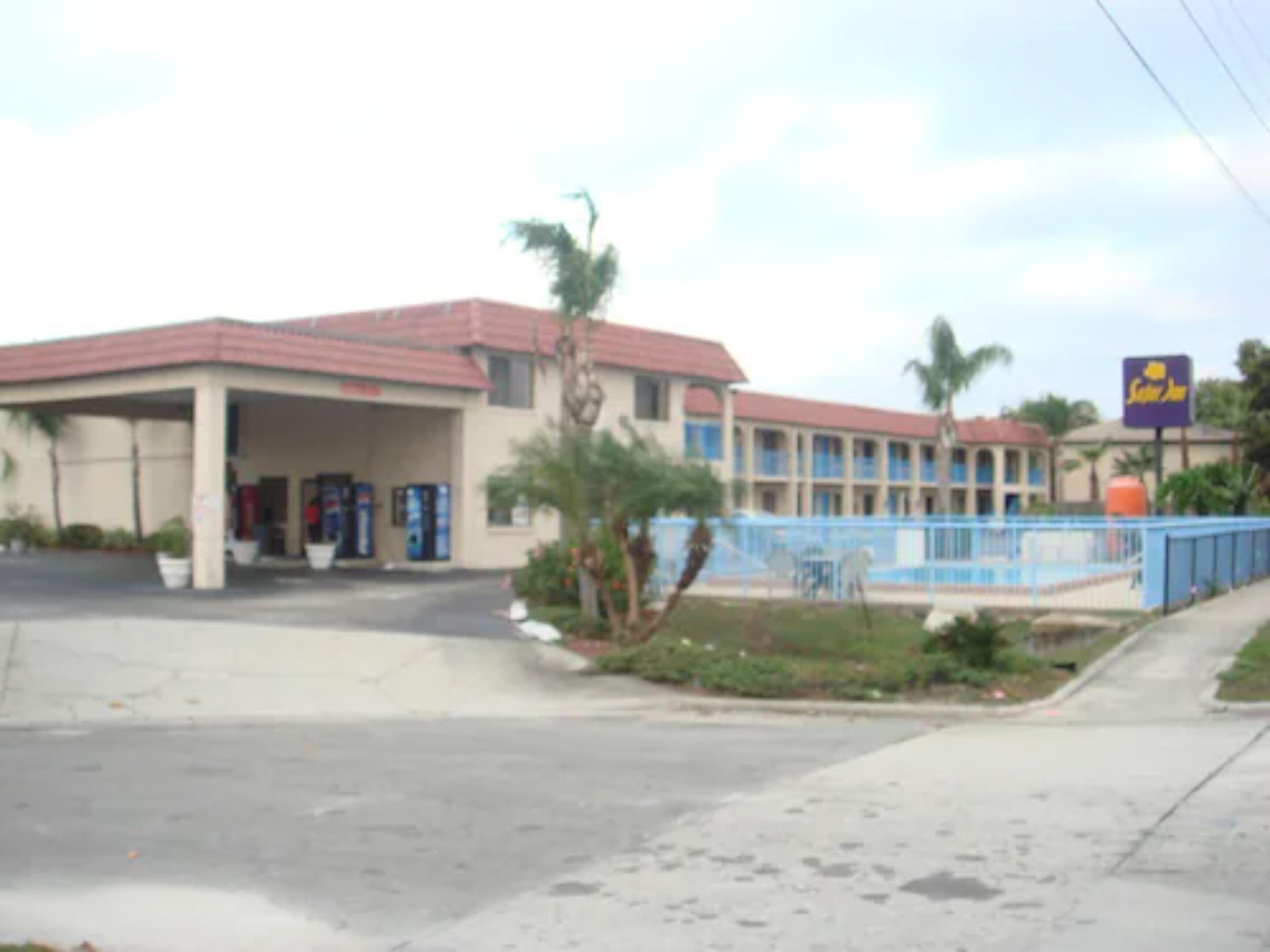 Staying in Lakeland-Winter Haven: 8 Budget Hotels Compared