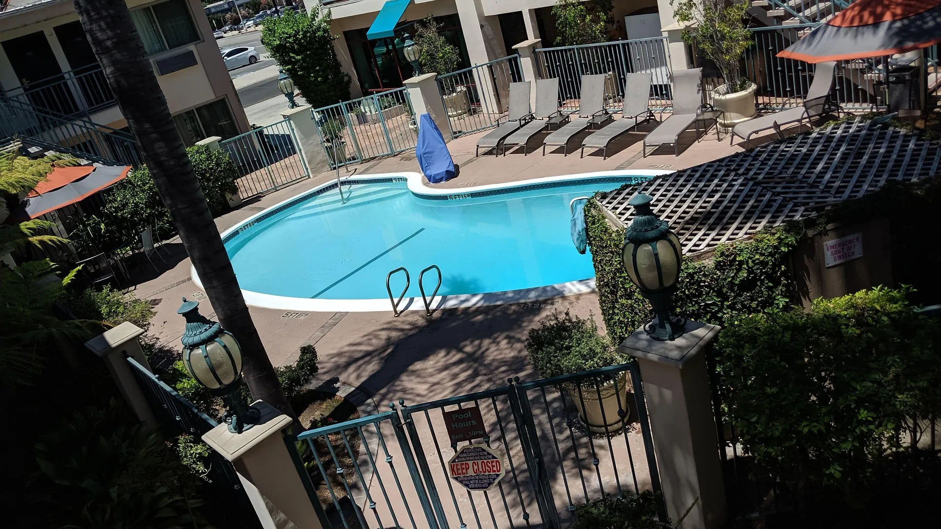 Staying Near Encino Municipal Golf Course: 2 Hotels Compared